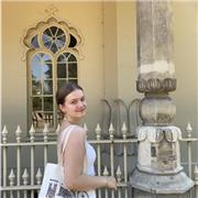 Englisch- Tutor, die alle Altersgruppen unterrichten kann. Ich selbst liebe die Sprache und habe auch schon Nachhilfe gegeben